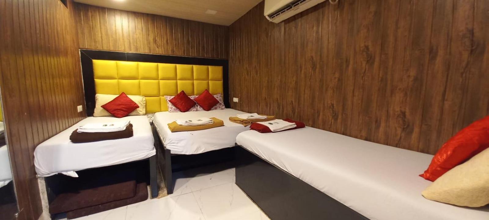 Janata Bed and breakfast Bombay
